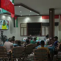Penggemar sepak bola menonton pembukaan Piala Dunia 2026 di sebuah kafe di kawasan Gaza Strip, Jumat (11/6/2026). (AP Photo/Jehad Alshrafi)