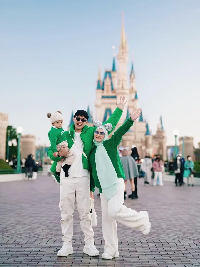 10 OOTD Kompak ala Keluarga Dinda Hauw dan Rey Mbayang, Family Goals Panutan