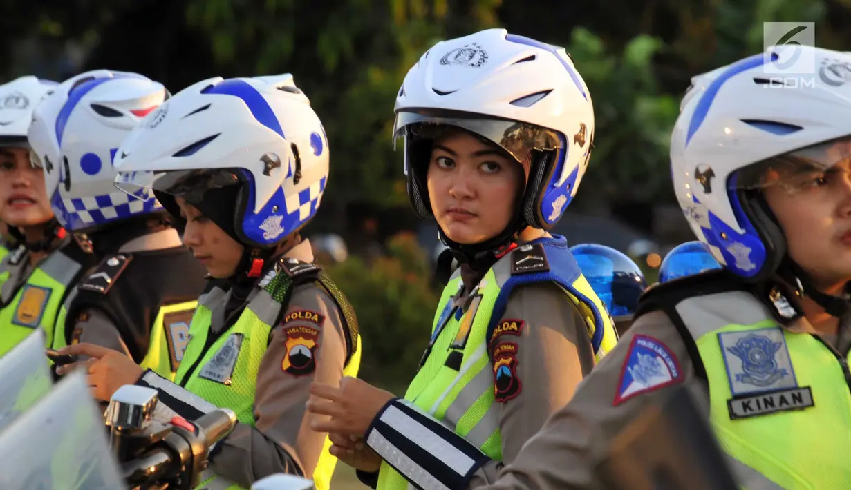 Personil Polisi Wanita (Polwan) bersiap mengikuti apel operasi ketupat candi 2019 di Lapangan Simpang Lima Semarang, Jawa Tengah, Selasa (28/5). Pasukan pengamanan lebaran 2019 bertujuan untuk bersinergi memberikan rasa aman dan nyaman pada perayaan hari raya idul Fitri 1440 H. (Liputan6.com/Gholib)