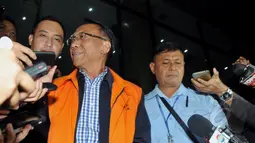 Mantan Menteri Energi dan Sumber Daya Mineral (ESDM) Jero Wacik, memberikan keterangan pers usai menjalani pemeriksaan di gedung KPK, Jakarta, Selasa (5/5/2015). (Liputan6.com/Andrian M Tunay)