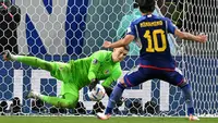 Kiper Kroasia, Dominik Livakovic&nbsp;sukses menggagalkan penalti yang dilesatkan oleh Takumi Minamino&nbsp;pada laga 16 besar Piala Dunia 2022 yang berlangsung di Al-Janoub Stadium, Senin (05/12/2022). (AFP/Ozan Kose)