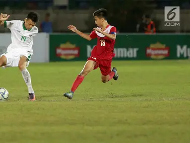 Pemain Timnas U-19 Indonesia Feby Eka Putra menggiring bola dengan kawalan Timnas U-19 Filipina dalam laga kedua Grup B Piala AFF U-18 di Thuwunna Stadium, Myanmar, Kamis (8/9). Timnas U-19 Indonesia menang telak 9-0. (Liputan6.com/Yoppy Renato)