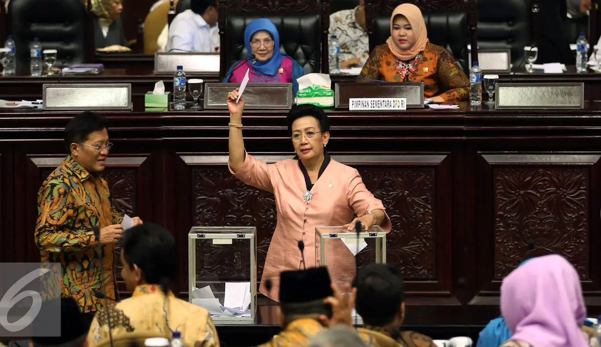 Proses pemilihan suara Ketua DPD RI saat rapat Paripurna DPD luar biasa di Nusantara V Gedung Parlemen, Senayan, Jakarta, Selasa (11/10). Mohammad Saleh terpilih dengan suara terbanyak 61 suara.(Liputan6.com/Johan Tallo)