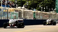 Mobil balap otonomos Devbots dipamerkan dalam ajang balapan mobil listrik Formula E yang digarap Roborace, di Buenos Aires ePrix, Argentina.