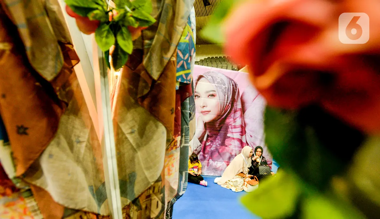 Pengunjung saat menghadiri Muslim Fashion Festival (Muffest)  2020 di Jakarta Convention Center (JCC), Jakarta, Kamis (20/2/2020). Acara yang menghadirkan para pelaku industri busana muslim tersebut berlangsung hingga 23 Febuari 2020. (merdeka.com/Imam Buhori)