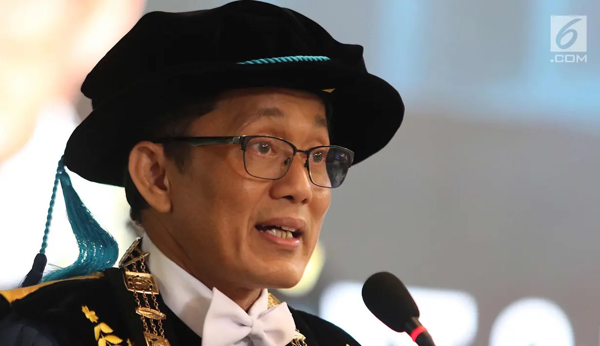 Rektor Institut Teknologi Bandung (ITB) Kadarsah Suryadi menyampaikan kata sambutan dalam acara Dies Natalis ke-59 ITB di Aula Barat ITB, Bandung, Jawa Barat, Jumat (2/3). (Liputan6.com/Immanuel Antonius)