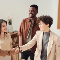 Ilustrasi kesepakatan transaksi bisnis. Credit: pexels.com/fauxels