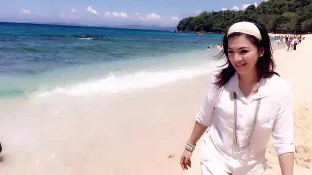Begini Gaya Camat Cantik di Kota Bitung Saat Selfie