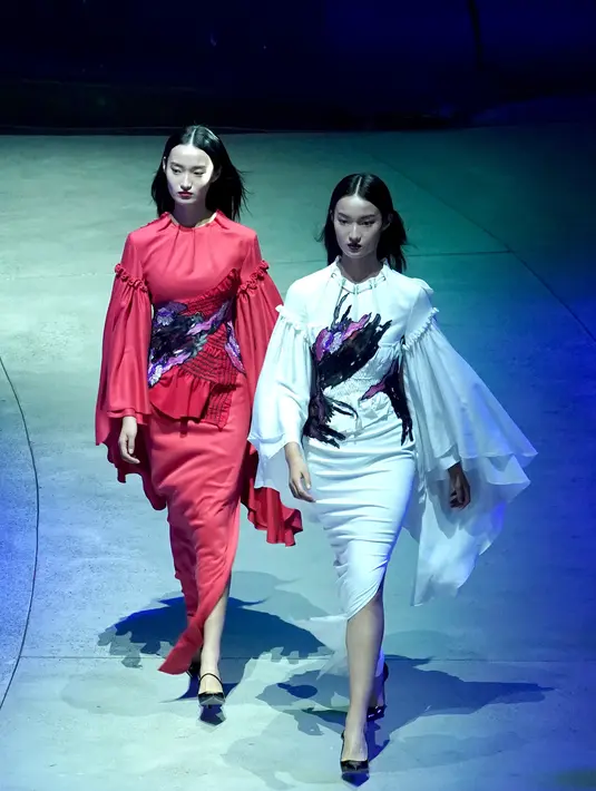 Para model memperagakan kreasi busana rancangan Zhang Zhaoda dan putrinya, Zhang Kaihui, dalam pembukaan Beijing Fashion Week di Beijing, ibu kota China (15/9/2020). (Xinhua/Chen Jianli)