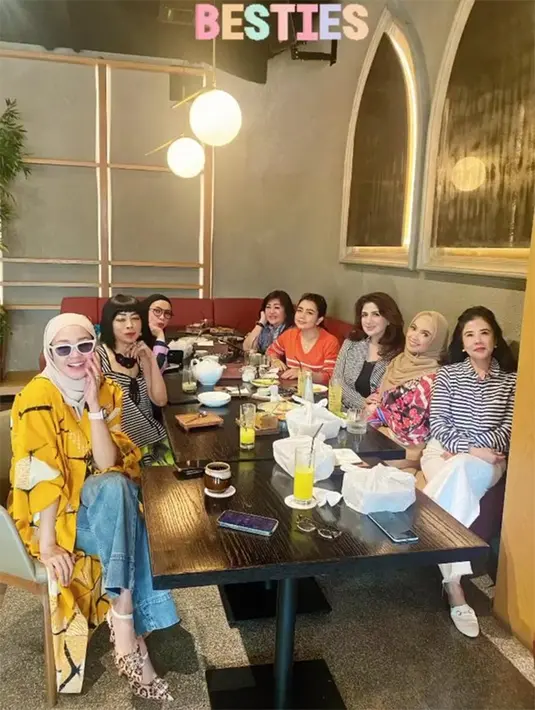 Mereka yang hadir tidak selalu kompak dengan dress code seperti biasanya. Setiap anggota yang datang tampil all out dengan style mereka masing-masing. Menurut penyanyi dan pencipta lagu Melly Goeslaw, meski berbeda tetap satu pada tujuan yaitu arisan. [Instagram/melly_goeslaw]