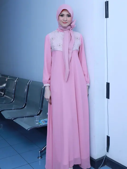 Sebagai umat muslim, menyusui putranya yang kini berusia enam bulan, bukan dijadikan Donita sebagai halangan untuk tidak berpuasa. (Galih W. Satria/Bintang.com)