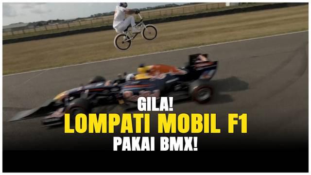 Aksi ekstrem tak kenal takut! Kriss Kyle, rider BMX asal Skotlandia, menantang adrenalin dengan mengayuh BMX di atas mobil F1 yang melaju kencang, dikemudikan oleh legenda Formula 1, David Coulthard.  Perpaduan keterampilan BMX dan kecepatan F1 ini m...