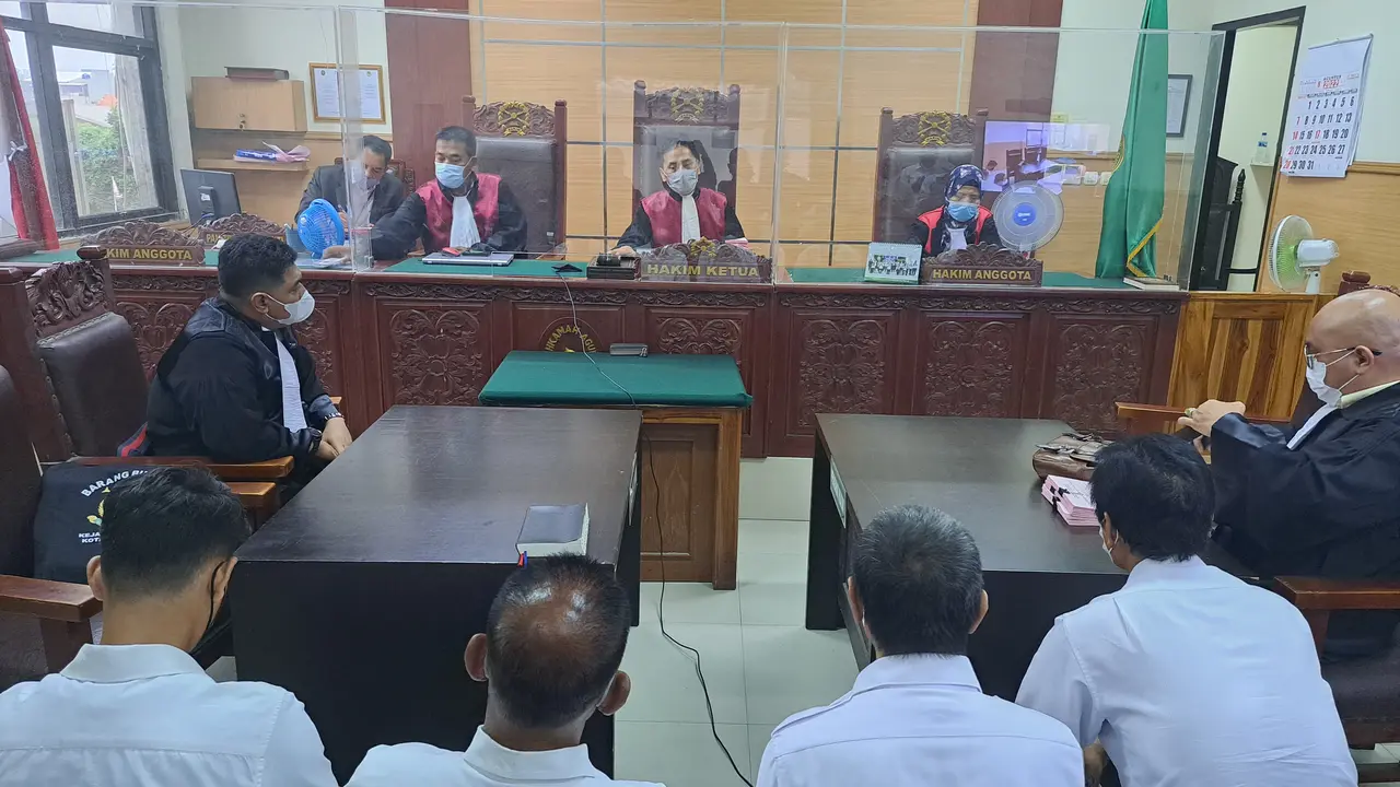 Empat terdakwa yang merupakan penjaga Lapas Kelas I Tangerang, dituntut dua tahun penjara oleh Jaksa Penuntut Umum (JPU) di Pengadilan Negeri (PN) Tangerang, Selasa (2/8/2022) (Liputan6.com/Pramita Tristiawati)