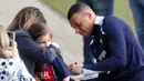 Permintaan torehan tanda tangan oleh suporter juga dipenuhi oleh Kylian Mbappe. (FRANCK FIFE/AFP)