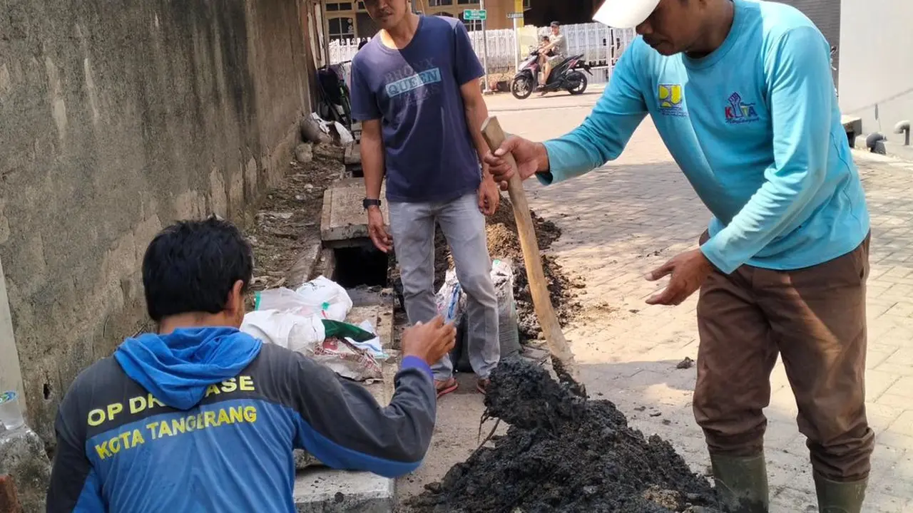 Sejumlah warga dan Dinas PUPR Kota Tangerang, melakukan normalisasi gorong-gorong dan juga pengerukan sedimen di aliran kali.