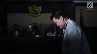 Terdakwa kasus dugaan korupsi e-KTP, Andi Agustinus alias Andi Narogong saat mengikuti sidang tuntutan di Pengadilan Tipikor, Jakarta, Kamis (7/12). Andi Narogong dituntut hukuman delapan tahun, denda satu milyar rupiah. (Liputan6.com/Helmi Fithriansyah)