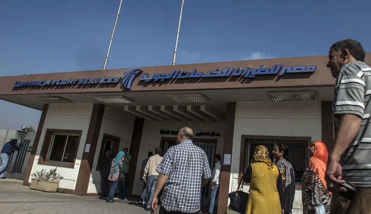 Keluarga penumpang pesawat EgyptAir mendatangi ruang layanan Bandara Kairo, Kamis (19/5). Tim SAR Mesir dikerahkan menyisir laut Mediterania untuk mencari pesawat EgyptAir yang hilang kontak dalam perjalanan dari Paris ke Kairo. (KHALED DESOUKI/AFP)