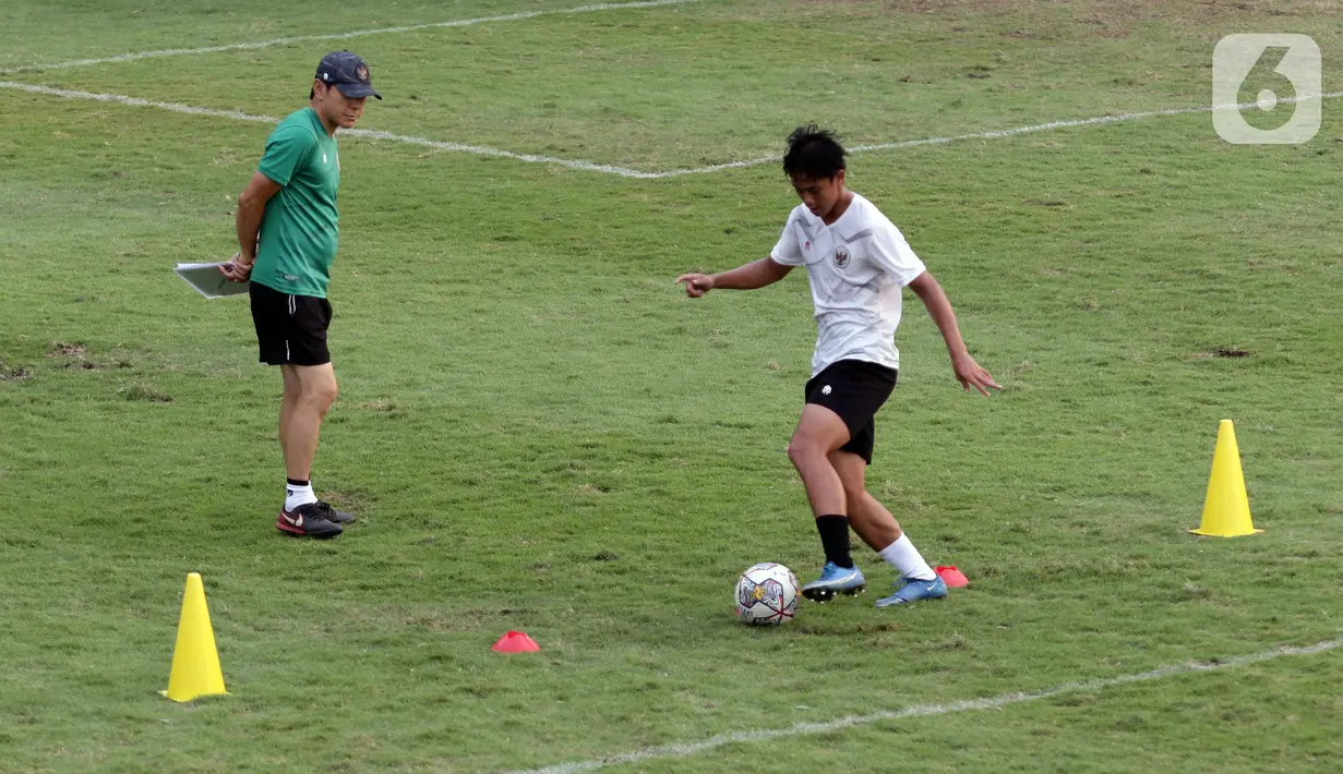Pelatih Timnas U-19 Indonesia, Shin Tae-yong (kiri) saat memimpin latihan di Lapangan A Gelora Bung Karno, Jakarta, Selasa (30/8/2022). Shin Tae-yong alan menyeleksi 36 pemain yang akan dikerucutkan menjadi 23-26 pemain. (Liputan6.com/Helmi Fithriansyah)