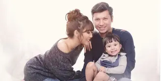 Penyanyi dan pemeran Gisella Anastasia suka bersosialisasi dan berbagi. Hal itu juga diturunkan pada buah hatinya sejak dini. Dengan memberik contoh yang baik, istri Gading Martin itu berharap dicontoh oleh putrinya. (Instagram/gisel_la)