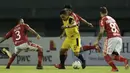 Gelandang Bhayangkara FC, Rubens Raimundo, berusaha melewati gelandang Bali United, Brwa Nouri, pada laga Piala Presiden 2019 di Stadion Patriot, Bekasi, Kamis (14/3). Bhayangkara menang 4-1 atas Bali. (Bola.com/Yoppy Renato)