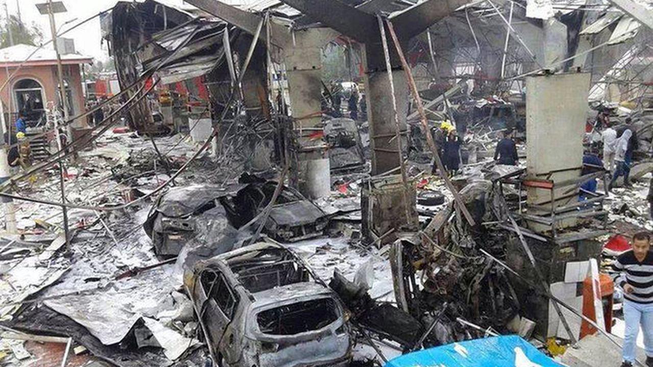 Truk Sarat Bom Meledak di Pos Pemeriksaan, 45 Tewas 30 Mobil Hangus