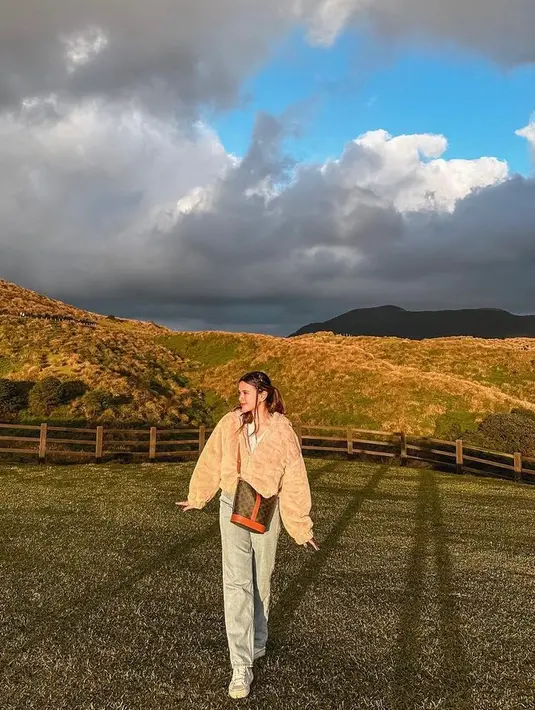 Gaya liburan ibu satu anak ini yang begitu trendi dan stylish pun menarik perhatian. @audimarissa.