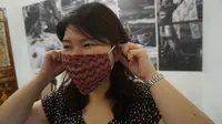 Masker batik menjadi alternatif pilihan di tengah kian langka produk maske di pasaran.(Liputan6.com/Fajar Abrori)