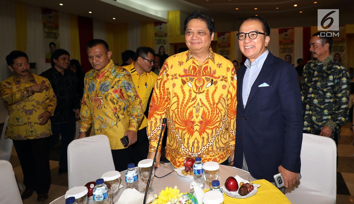 Ketua Umum Partai Golkar Airlangga Hartarto (dua kanan) berpose dalam diskusi bersama musisi di Kantor DPP Partai Golkar, Jakarta, Kamis (22/2). Golkar dan musisi berdiskusi tentang tantangan dan harapan mereka di industri musik. (Liputan6.com/JohanTallo)