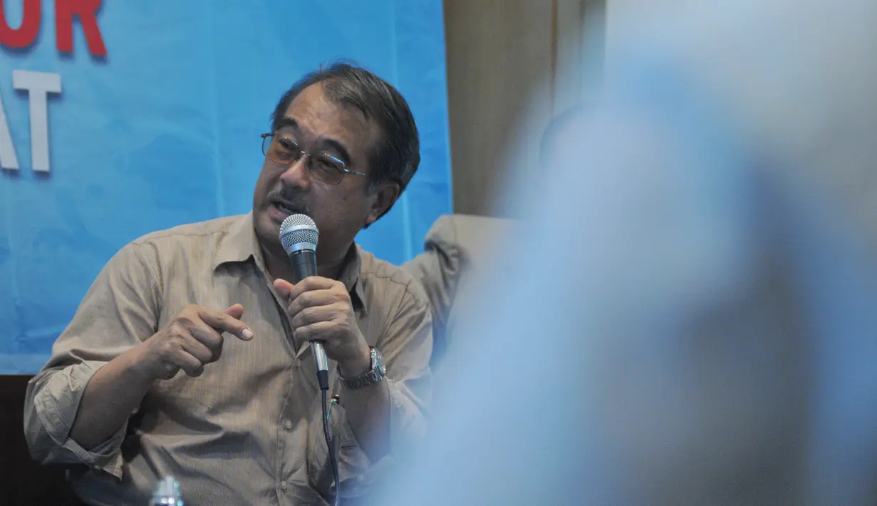 Ketua Asosiasi Pengusaha Indonesia Anton J Supit saat menjadi pembicara dalam diskusi ekonomi politik di Jakarta, Minggu (24/5/2015). Diskusi tersebut mengangkat tema Menagih Janji Kesejahteraan Daerah. (Liputan6.com/Herman Zakharia)