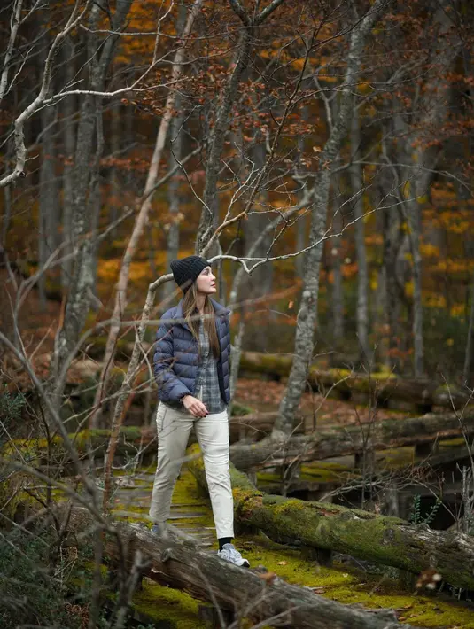 Liburan di negara bermusim dingin, namun tetap tampil gaya ala Luna Maya. Di sini, ia tampak mengenakan kemeja flanel, yang ditumpuknya dengan puffer jacket berwarna hitam, dipadu dengan celana panjang dan sneakers favoritnya. Foto: Instagram.