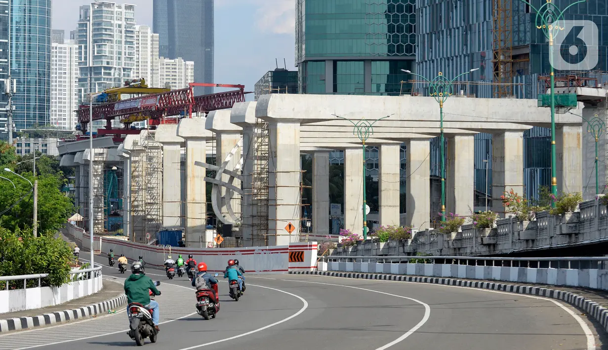 Suasana pembangunan LRT di tikungan Jembatan 66 Kuningan-Dukuh Atas, Jakarta, Senin (6/7/2020). Pembangunan LRT Jabodebek tersebut nantinya akan terkoneksi dengan kawasan terpadu TOD yang menggabungkan transportasi MRT, Kereta Commuter line dan Bus Transjakarta. (merdeka.com/Dwi Narwoko)