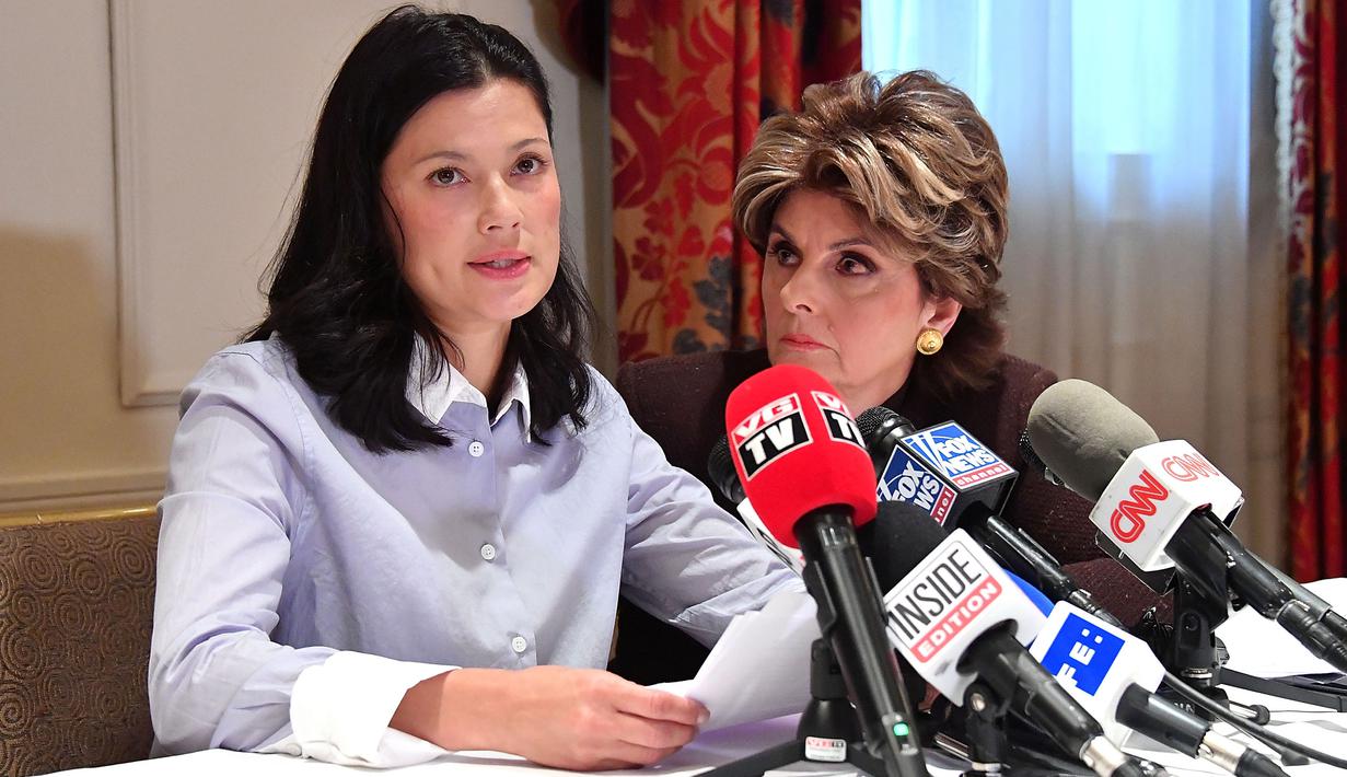 Aktris Norwegia, Natassia Malthe didampingi pengacaranya, Gloria Allred dalam konferensi pers di New York, Rabu (25/10). Malthe mengaku diperkosa produser Hollywood, Harvey Weinstein pada Februari 2008 di sebuah kamar hotel di London. (Mike Coppola/AFP)