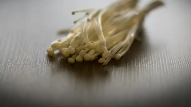 Jamur Enoki/Photo by Nathalie Jolie on Unsplash