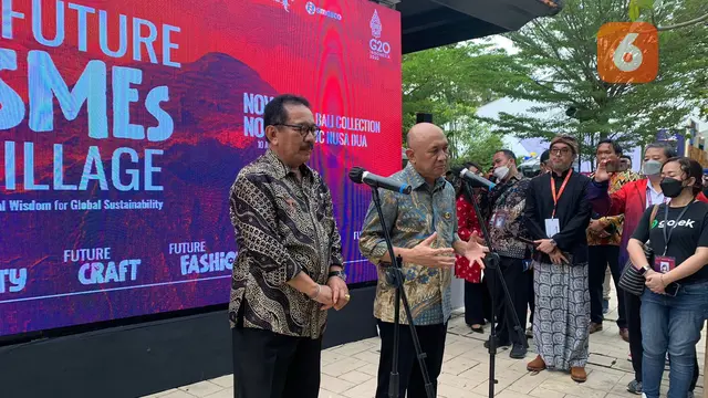 Wagub Bali Tjokorda Oka Artha Ardana Sukawati (kiri) dan Menkop UKM Teten Masduki (kanan) dalam pembukaan acara SMEs Future Village, di Bali Collection, Nusa Dua pada Jumat (11/11/2022). (Liputan6/Benedikta Miranti)