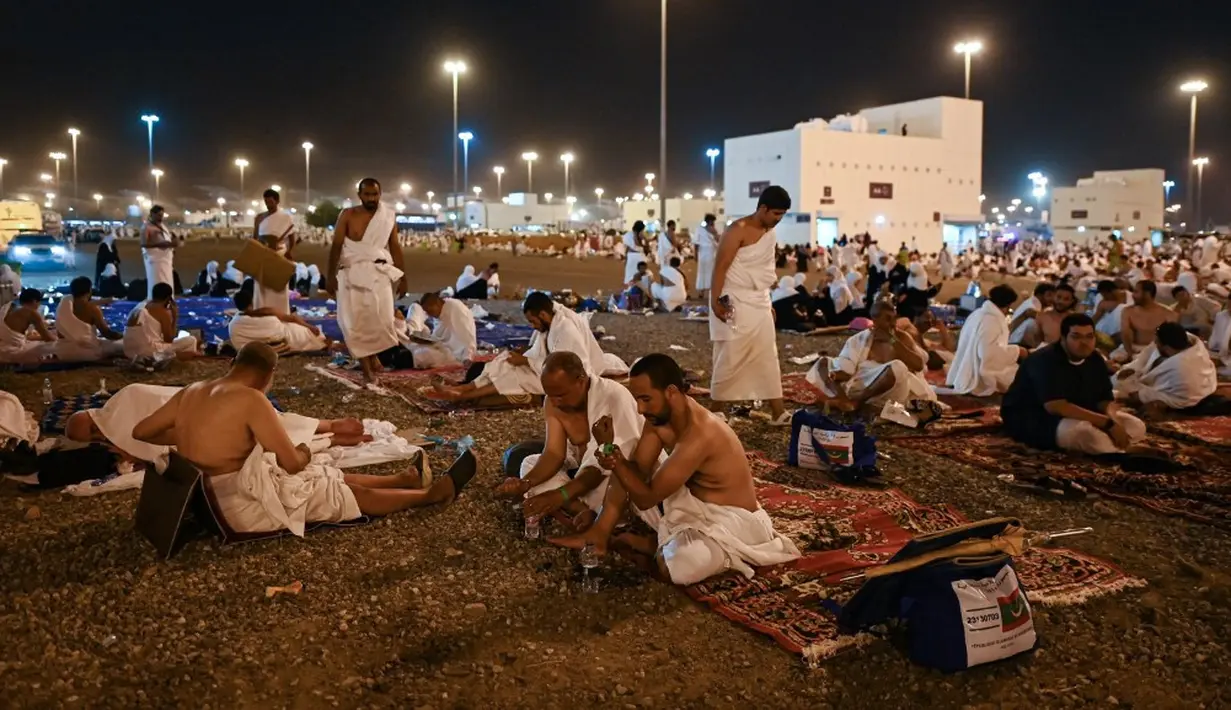 <p>Namun demikian, jemaah yang udzur syar&rsquo;i (berhalangan secara syar'i) diperbolehkan meninggalkan mabit di Muzdalifah. Jemaah ini pun tidak akan dikenai denda. (Sajjad HUSSAIN/AFP)</p>