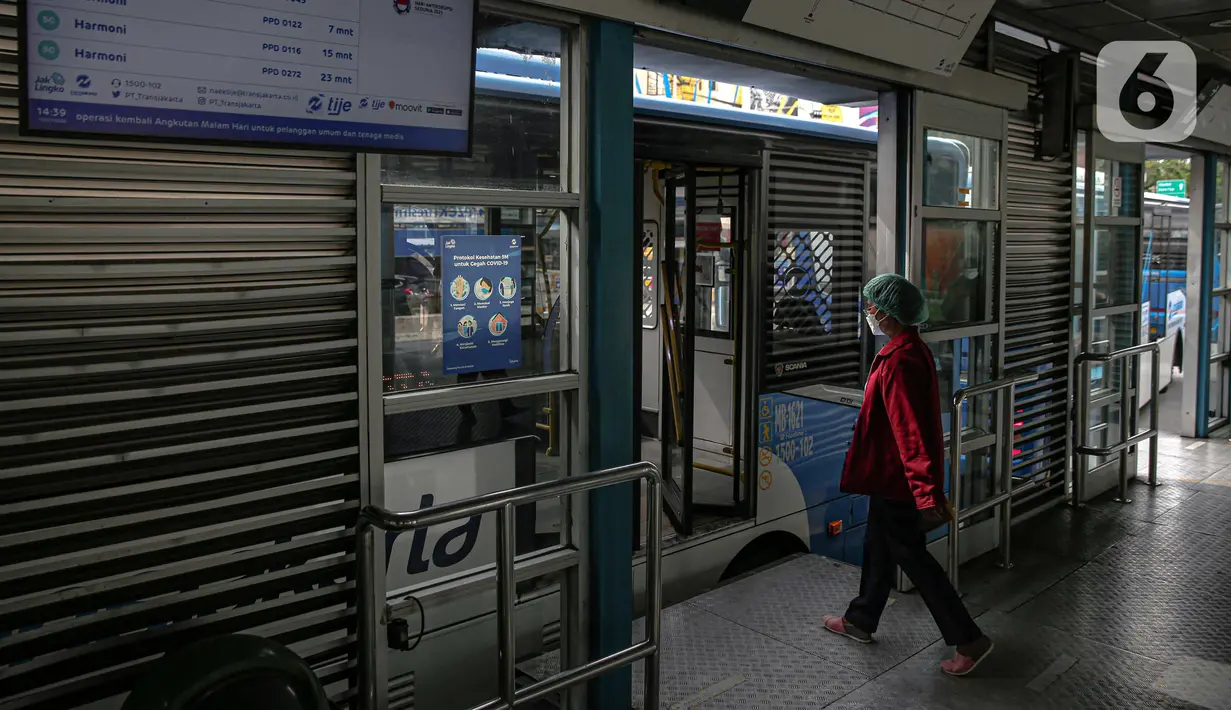 Seorang calon penumpang berjalan menaiki bus Transjakarta di Halte Harmoni, Jakarta, Senin (10/1/2022). Selama PPKM Level 2, jam operasional bus Transjakarta dimulai pukul 05.00-21.30 WIB dan untuk layanan angkutan malam hari mulai pukul 21.31-22.30 WIB. (Liputan6.com/Faizal Fanani)