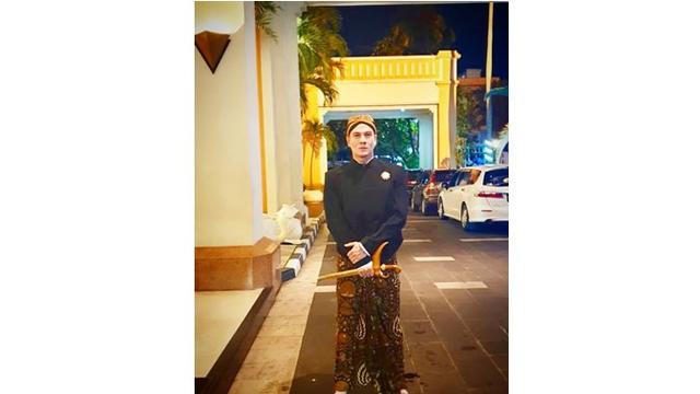 Potret Betrand Antolin saat mengenakan baju adat Jawa, tampan dan gagah.