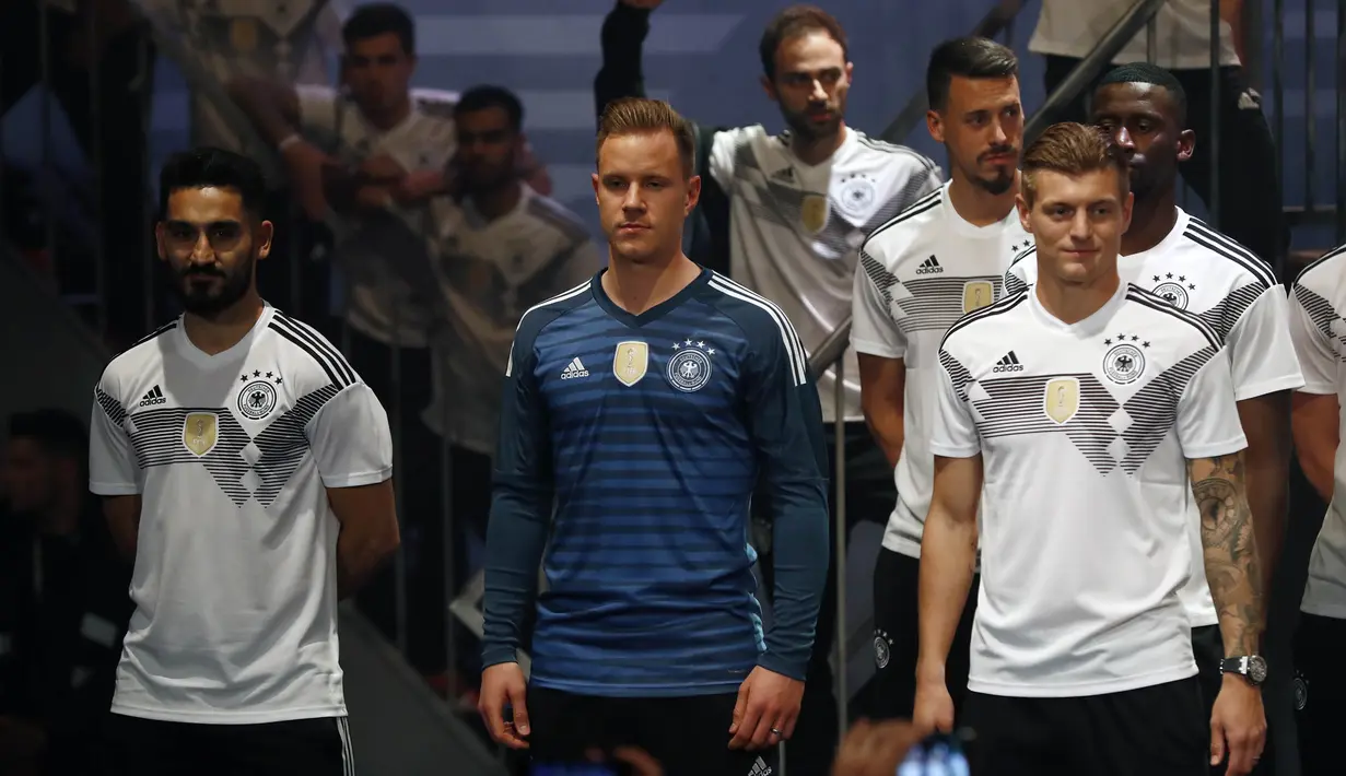 Para pemain Jerman memperkenalkan jersey yang akan digunakan untuk Piala Dunia 2018 di Berlin, Selasa (7/11/2017). Dengan jersey ini Der Panser akan berjuang mempertahankan gelar juara dunia. (AFP/Odd Andersen)