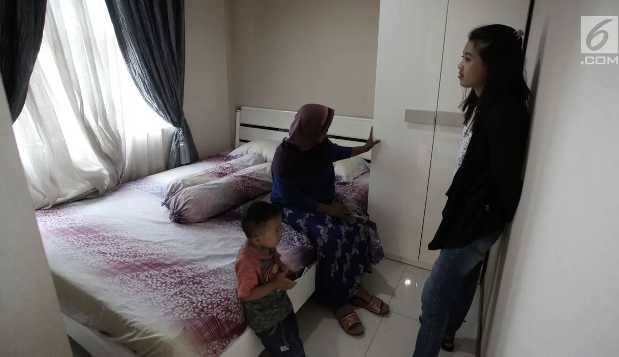 Warga melihat interior kamar contoh unit rumah DP 0 rupiah di kawasan Klapa Village, Jakarta Timur, Senin (22/1). Pembangunan hunian vertikal  ini dibangun di atas lahan 1,4 hektar milik BUMD PD Pembangunan Sarana Jaya. (Liputan6.com/Arya Manggala)