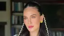 Di malam Lunachella, Luna Maya tampil simpel penuh pesona. Ia memilih mengenakan dress simpel bernuansa bohemian berwarna putih. [Foto: Instagram/lunamaya]