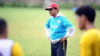 Pelatih Aji santoso tengah memberikan arahan kepada pemain Arema FC jelang leg kedua laga semifinal Piala Presiden 2017 kontra Semen Padang. (Liputan6.com/Rana Adwa)