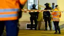 Petugas kepolisian berjaga di luar lokasi penembakan di sebuah masjid kota Zurich, Swiss, Senin (19/12). Tiga orang yang terluka adalah pria berusia 30, 35 dan 56, dua diantaranya mengalami  luka berat dalam insiden penemabakan. (REUTERS/Arnd Wiegmann)