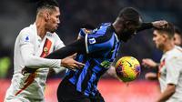 Striker Inter Milan, Romelu Lukaku, berebut bola dengan bek AS Roma, Chris Smalling, pada laga Serie A Italia di Stadion San Siro, Milan, Jumat (6/12). Kedua klub bermain imbang 0-0. (AFP/Miguel Medina)