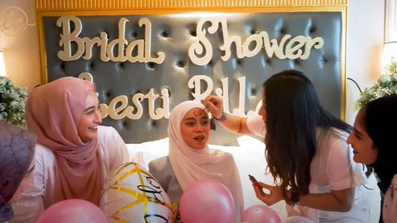 7 Momen Kejutan Bridal Shower Lesty Kejora, Tampil Kocak Saat Wajahnya Dicoret-coret