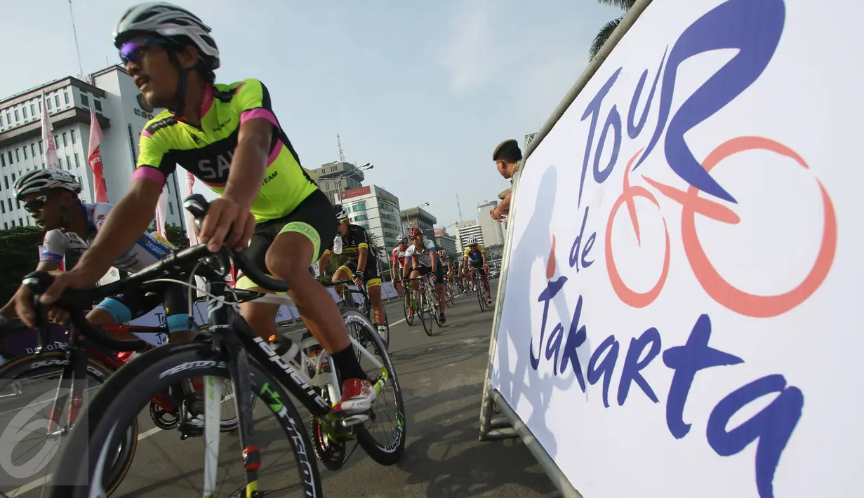 Tim balap sepeda dari dalam dan luar negeri adu kecepatan dalam even Tour de Jakarta 2016, Sabtu (30/7). 13 putaran dengan rute menyusuri jalan MH Thamrin, Jalan Jenderal Sudirman, dan finis di depan Gedung BI.  (Liputan6.com/Immanuel Antonius)