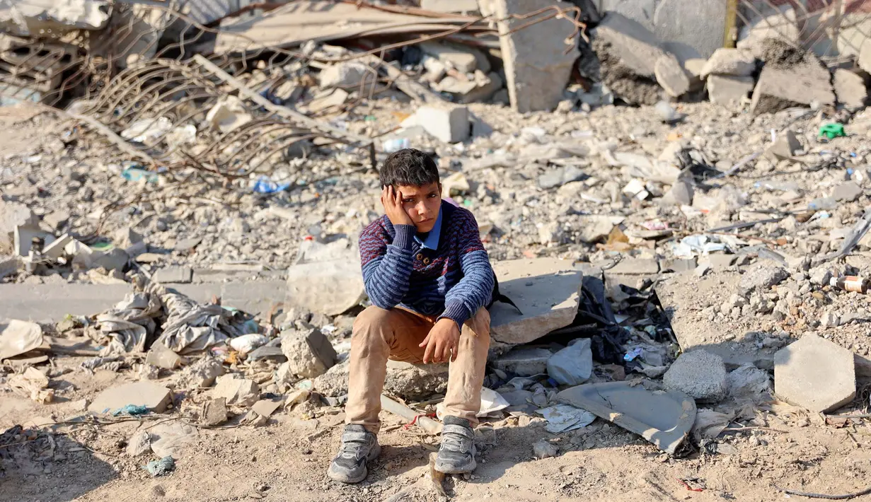Hingga kini, lebih dari 43.000 orang—sebagian besar perempuan dan anak-anak—meninggal dunia serta 101.000 lainnya terluka akibat invasi militer Israel yang dimulai sejak 7 Oktober 2024. (Omar AL-QATTAA/AFP)