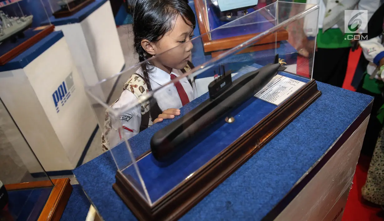 Siswi sekolah dasar melihat miniatur kapal selam di Bekraf Habibie Festival 2017, Jakarta, Senin (7/8). Pameran berlangsung dari 7 -13 Agustus menampilkan teknologi inovasi lebih dari 100 perusahaan dan komunitas bidang IPTEK. (Liputan6.com/Faizal Fanani)