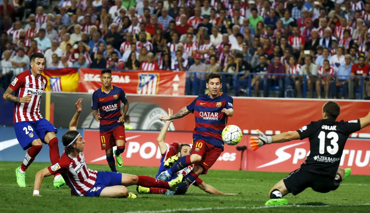 Pemain Barcelona, Lionel Messi, saat mencetak gol ke gawang Atletico dalam lanjutan La Liga Spanyol di Stadion Vicente Calderon, Madrid, Spanyol. Sabtu (12/9/2015). (Reuters/Javier Barbancho)
