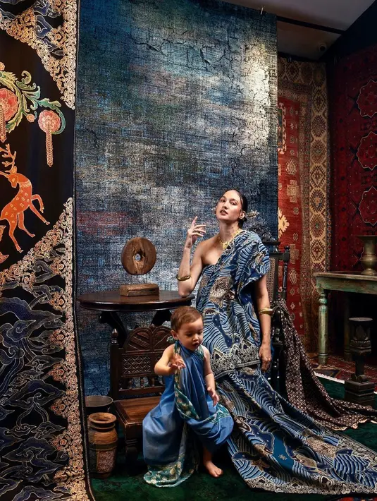 Nadine tampil cantik dengan dress batik warna biru dengan beberapa aksesori emas yang ia kenakan. [@nadinelist]