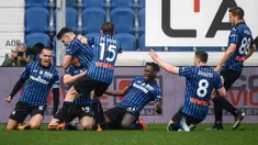 Para pemain Atalanta merayakan gol yang dicetak oleh Ruslan Malinovskyi ke gawang Juventus pada laga Liga Italia di Stadion Atleti Azzurri d'Italia, Minggu (18/4/2021). Atalanta menang dengan skor 1-0. (AFP/Marco Bertorello)